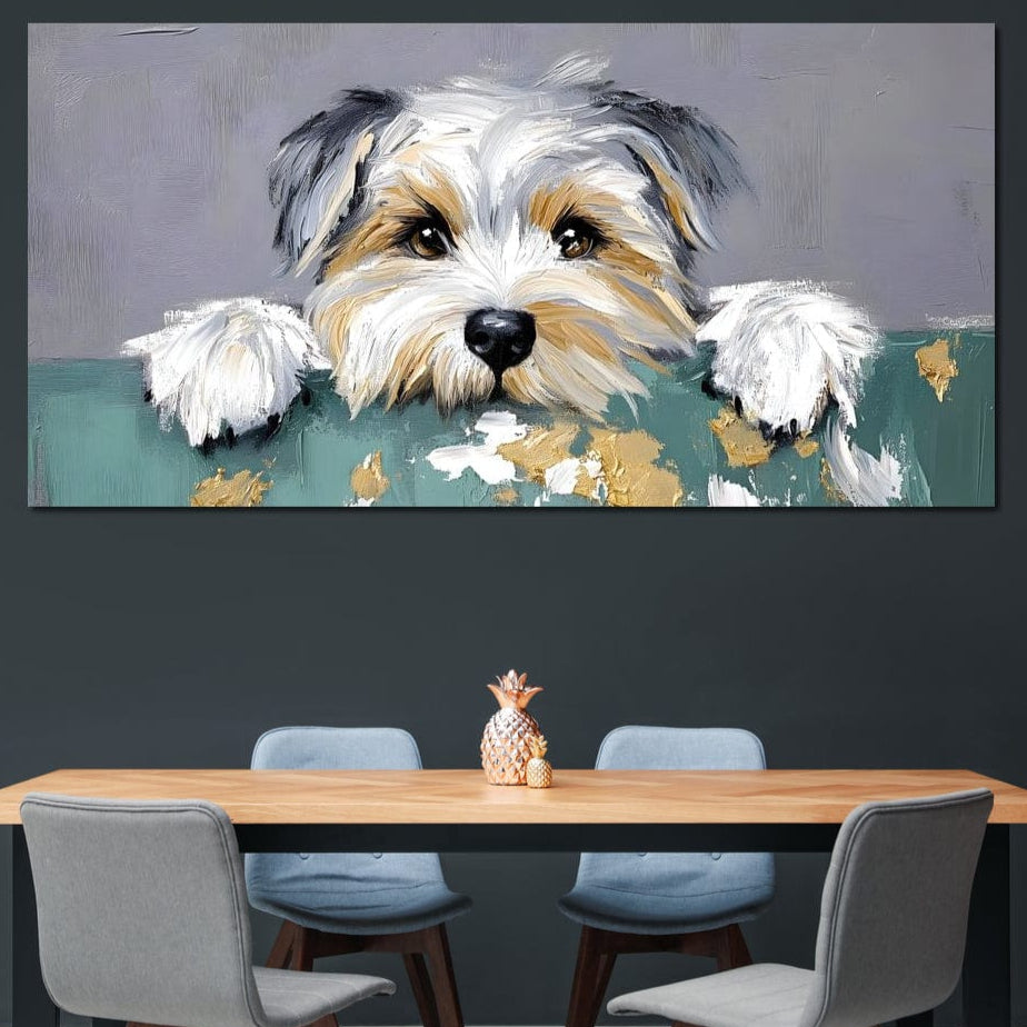 tablou canvas cu un caine pufos si jucaus, ce pandeste peste marginea unei suprafete verzi, cu accente aurii stil pictura