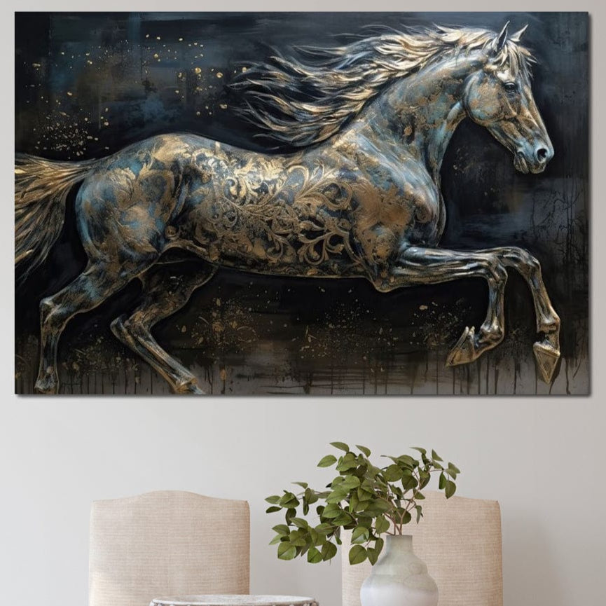 tablou canvas cu un cal in galop redat in nuante metalice de gri si auriu, pe fundal intunecat pictat cu accente aurii
