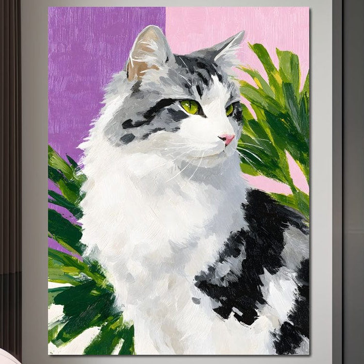 tablou canvas cu o pisica alba tigrata, cu ochi verzi pe fundal mov si roz pastelat, langa frunze pictate in nuante vii de verde