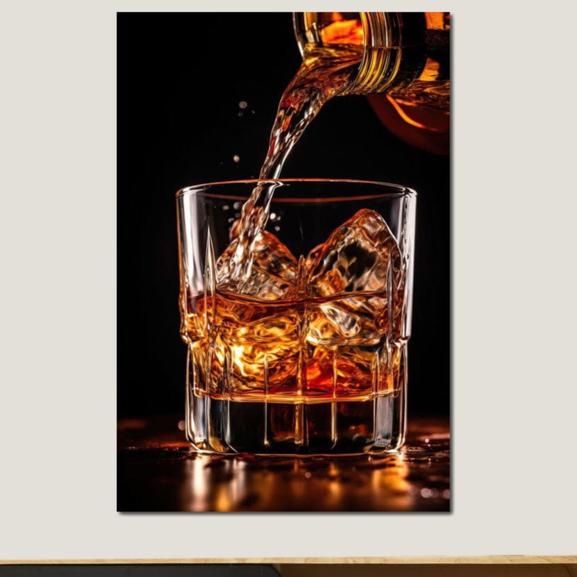 tablou canvas cu o sticla turnand un pahar de whiskey cu gheata, pe fundal intunecat