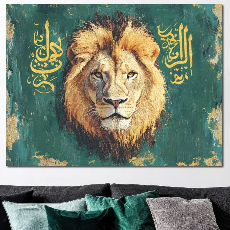 tablou canvas cu un cap de leu pictat in nuante calde, pe fundal verde cu simboluri aurii