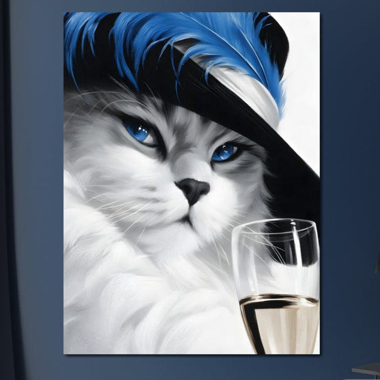 tablou canvas cu un portret de felina alba cu ochi albastri si o palarie neagra cu pene albastre, tinand un pahar de sampanie