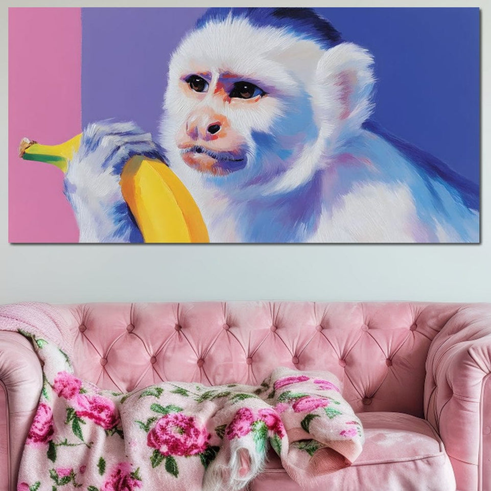 tablou canvas cu o maimuta alba, tinand in mana o banana pe fundal pastelat in nuante de roz, mov si albastru