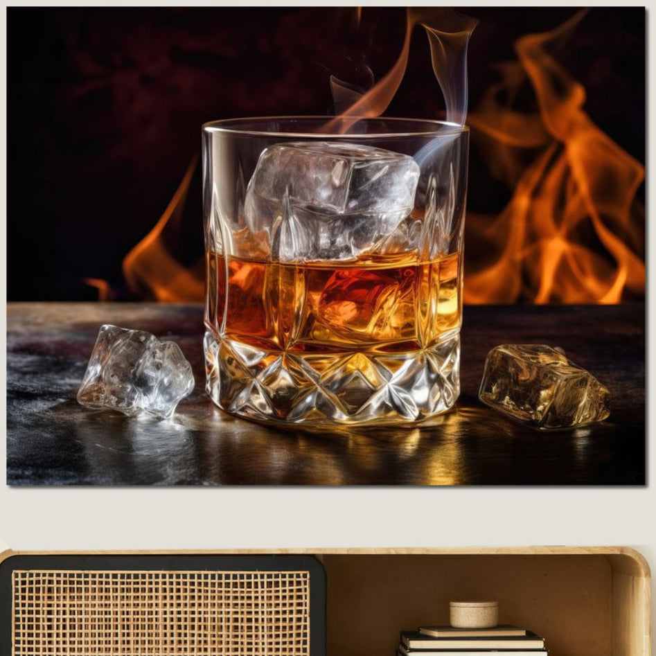 tablou canvas cu un pahar de whisky, langa doua cuburi de gheata pe fundal cu flacari de semineu