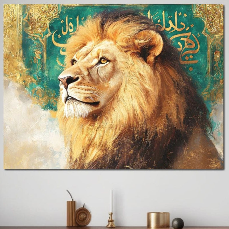 tablou canvas cu un leu surprins din profil in culori calde, pe fundal ornamental verde cu detalii si simboluri aurii