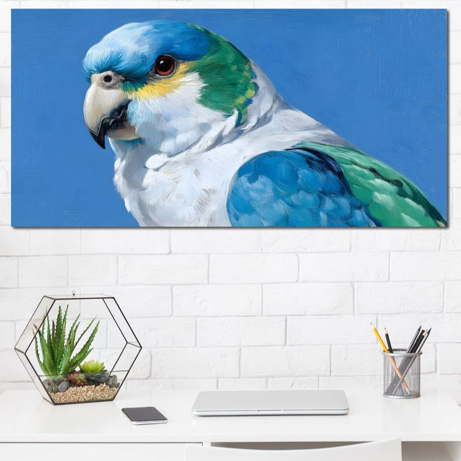 tablou canvas cu un papagal colorat in nuante de albastru, verde si alb pe fundal monocrom albastru