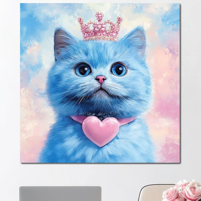 tablou canvas cu o pisicuta albastra, cu coroana si zgarda cu inima roz, pe fundal pastelat bleo si roz