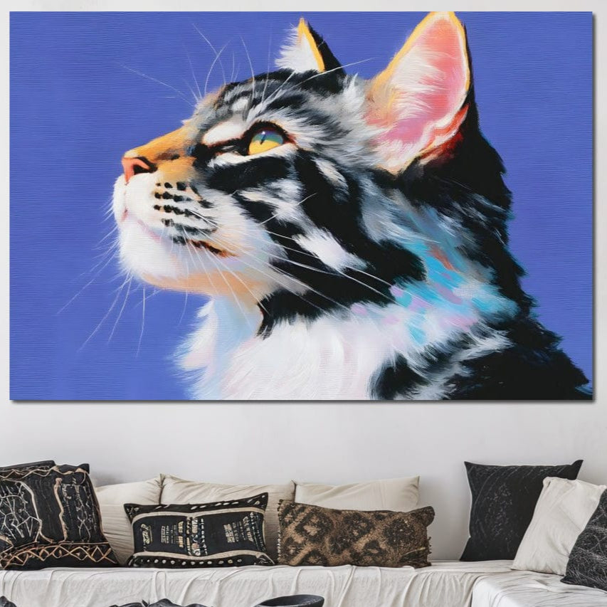 tablou canvas cu o pisica tigrata surprinsa din profil, pe fundal albastru pastelat