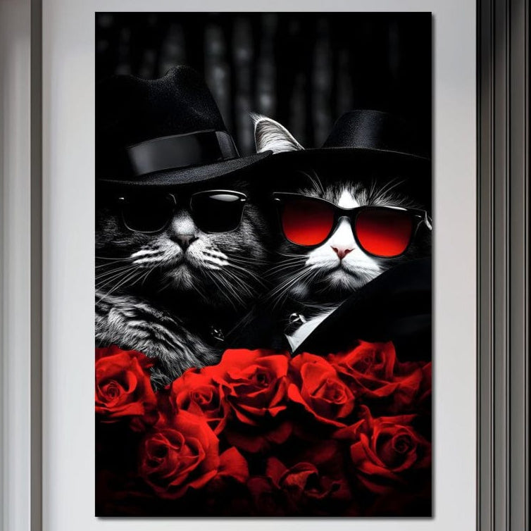 tablou canvas cu doua pisici costumate in negru, cu ochelari de soare, inconjurate de trandafiri rosii, pe fundal in stil cinematografic