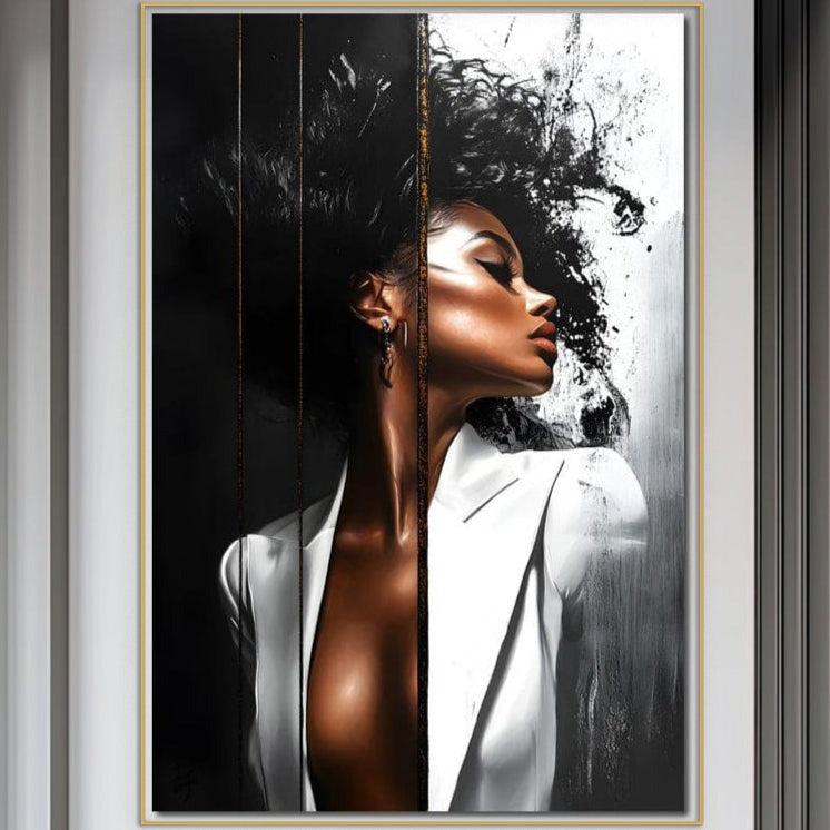 LuxCanva® Tablou Canvas Premium, model Forta Feminitatii (G1182), prezintă un portret modern cu femeie în blazer alb și păr ondulat pe fundal abstract alb-negru, ideal pentru birou sau living, adăugând stil și eleganță urbană.