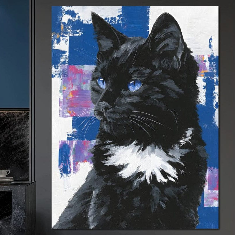 tablou canvas cu o pisica neagra cu ochi albastri, pe fundal abstract alb cu accente albastre si mov