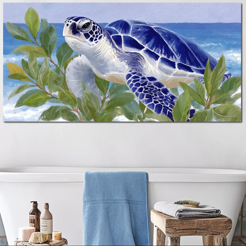 tablou canvas cu o testoasa albastra in frunzis, pe fundal exotic cu oceanul cuprins de valuri