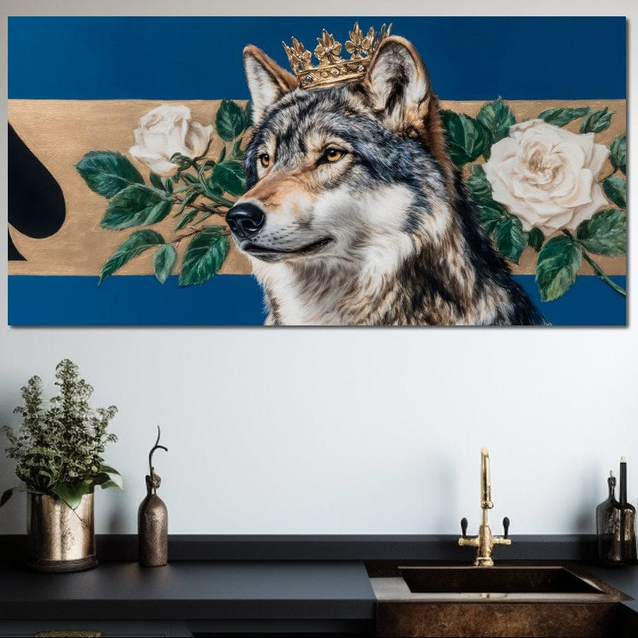 tablou canvas cu un caine lup cu o coroana aurie de rege, cu blana in nuante de gri, alb si aramiu, pe fundal cu trandafiri albi