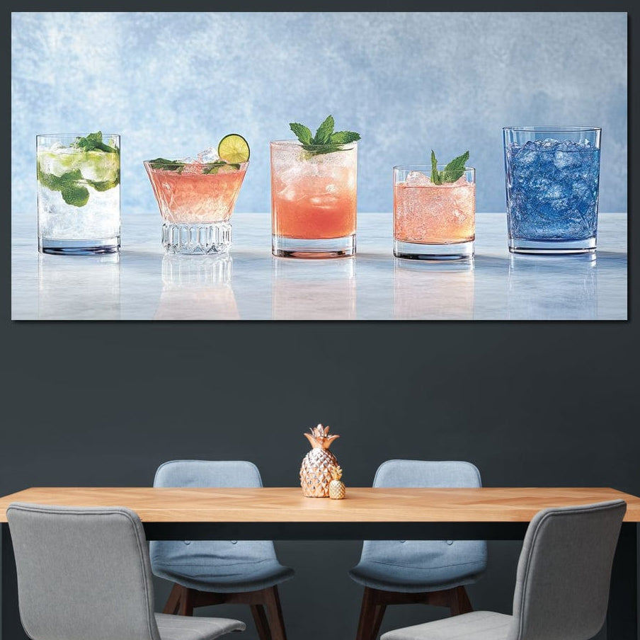 tablou canvas cu cinci pahare de cocktail diferite, pe o suprafata din marmura, pe fundal deschis