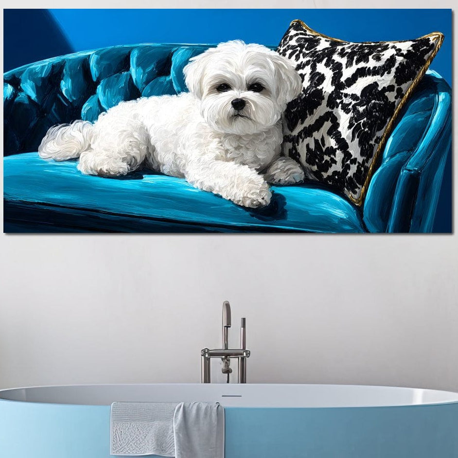 tablou canvas cu un bichon alb si pufos, stand relaxat pe o canapea albastra de catifea, alaturi de o perna cu imprimeu abstract