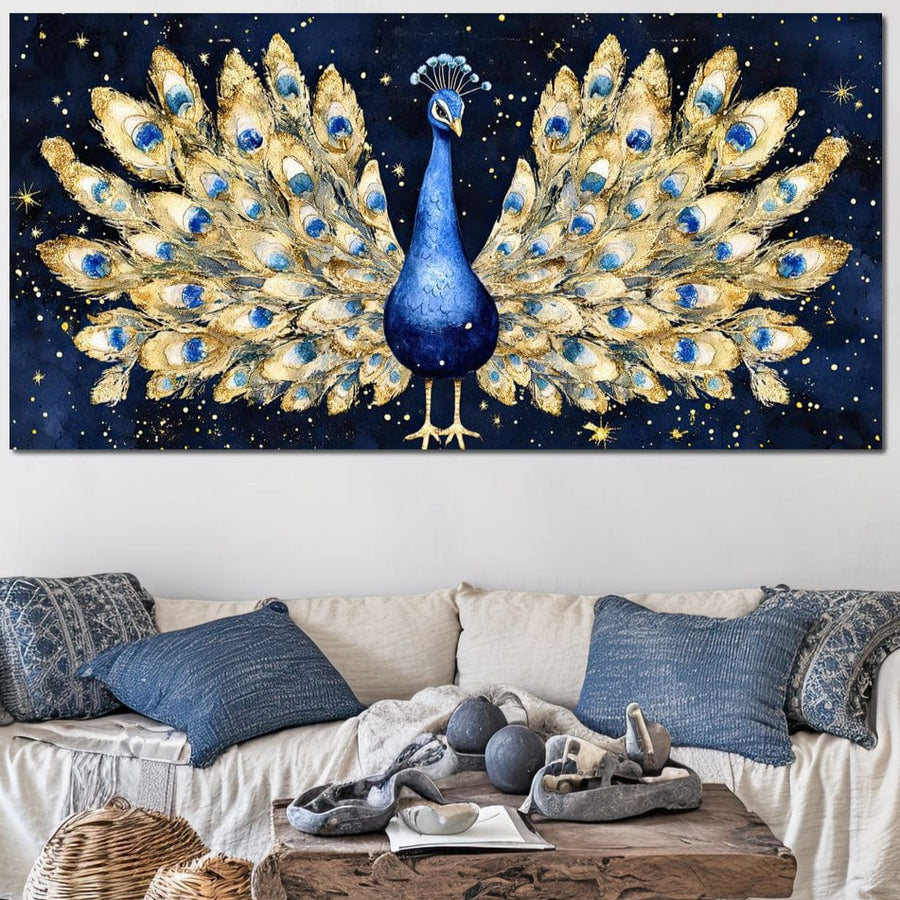 Tabloul LuxCanva® Tablou Canvas Premium M1403 "Cantecul Noptii" prezintă un păun cosmic, cu accente aurii, deasupra unei canapele bej cu perne albastre și cu model, adăugând splendoare exotică și eleganță modernă camerei dvs. de zi.