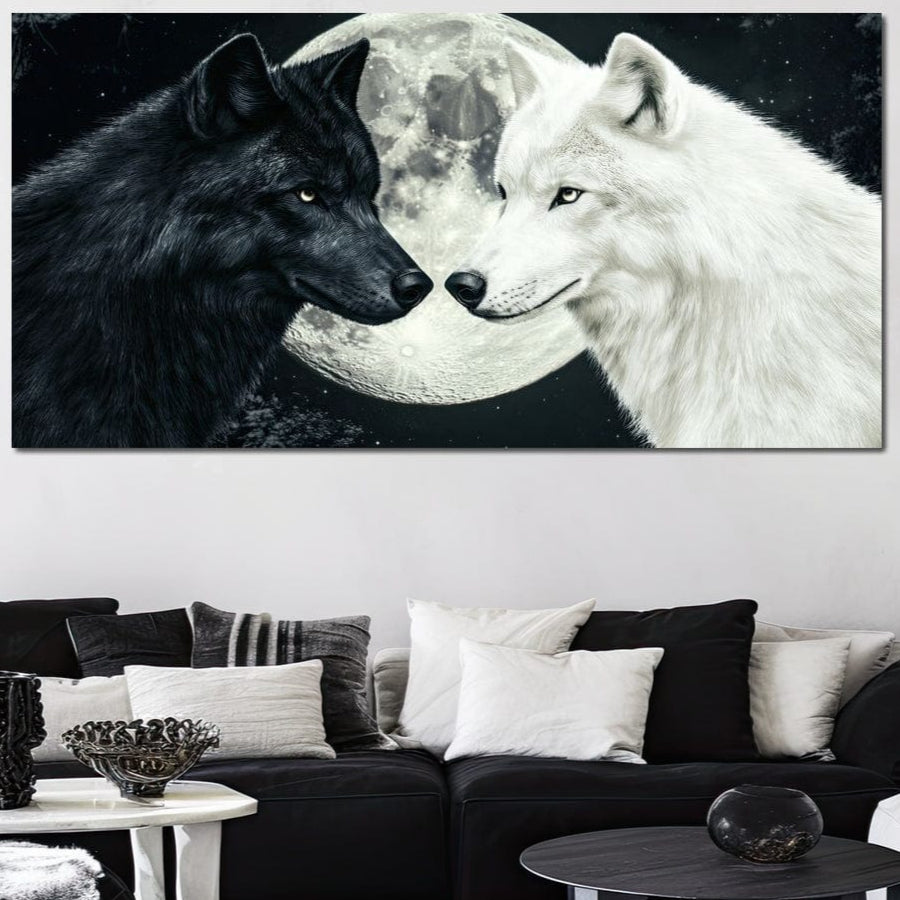 tablou canvas cu un lup alb si unul negru, pe fundal cu cer instelat si luna plina