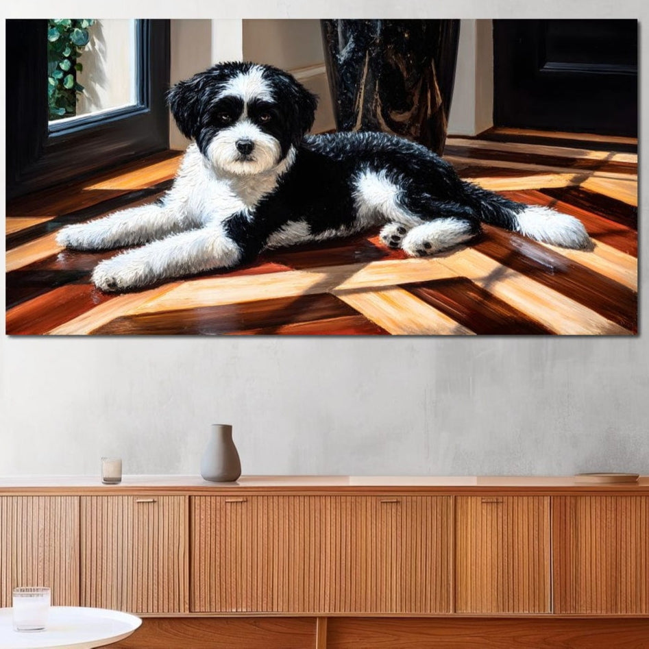 tablou canvas cu un caine alb si negru, pufos si relaxat pe un parchet lucios texturat, intr-o lumina calda de interior