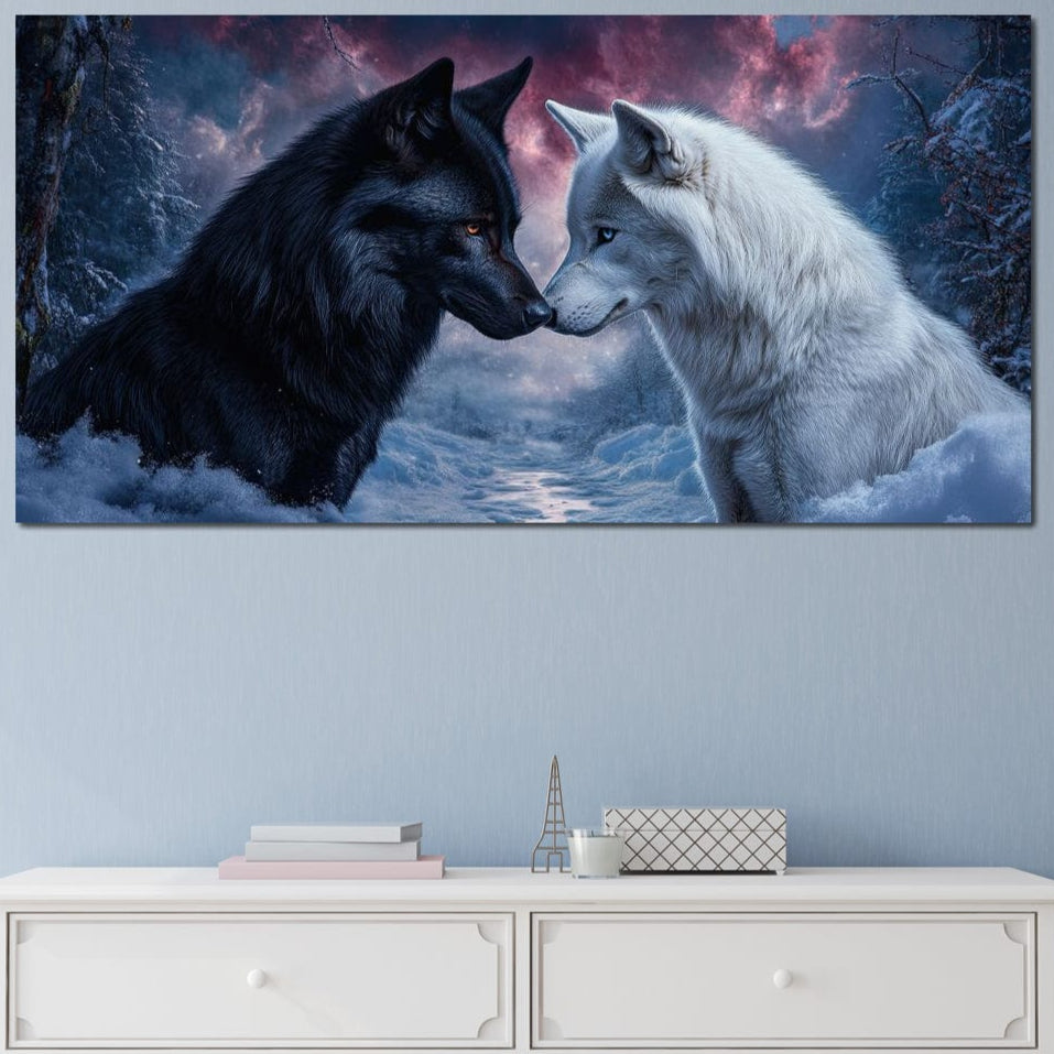 tablou canvas cu un lup alb si unul negru, pe fundal mistic cu zapada si copaci, cu cerul in nuante de violet
