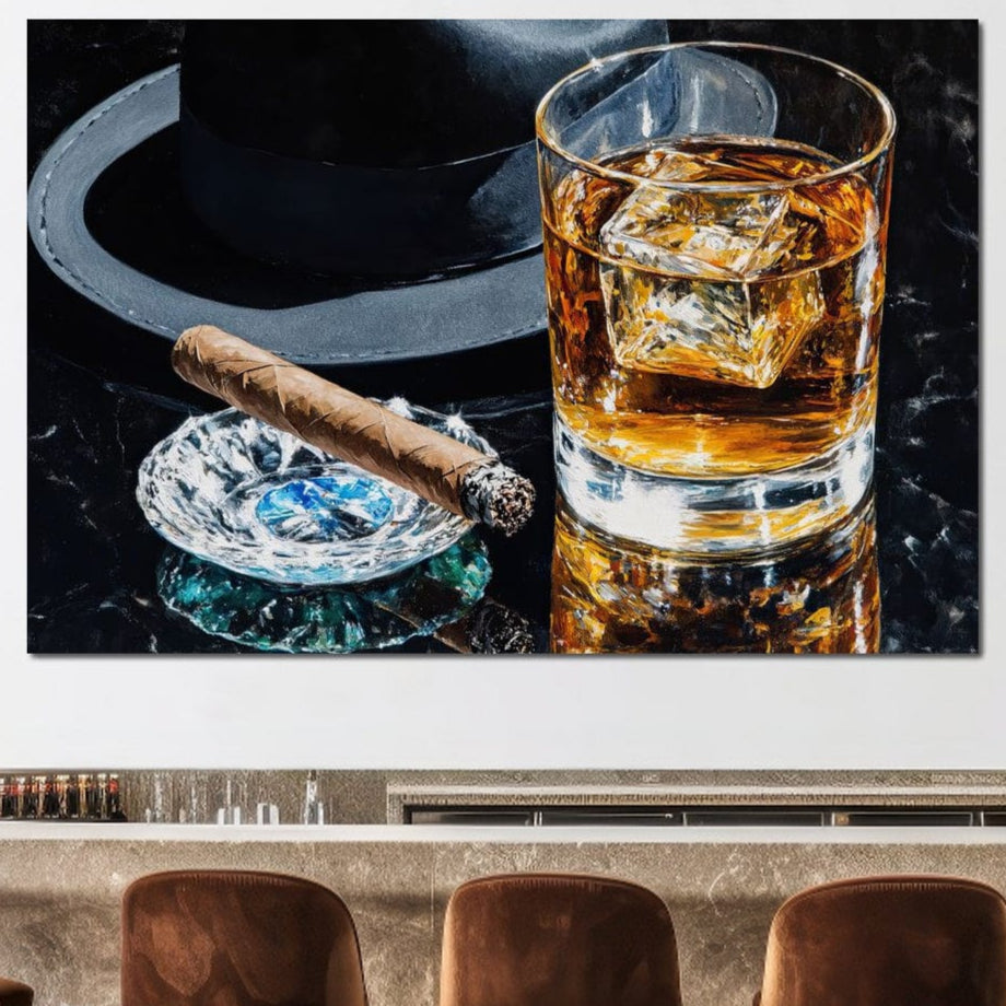 tablou canvas cu un pahar de whisky cu gheata, o palarie neagra si o scrumiera cu un trabuc, pe o masa din marmura neagra