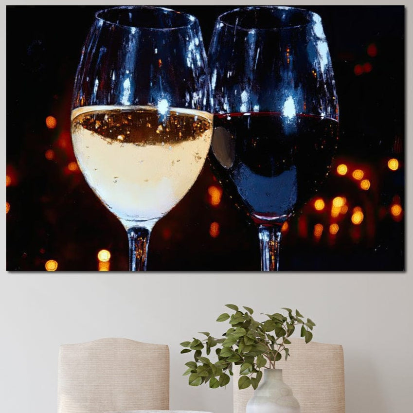 tablou canvas cu un pahar cu vin rosu si un pahar cu vin alb in toast, pe un fundal intunecat cu lumini calde
