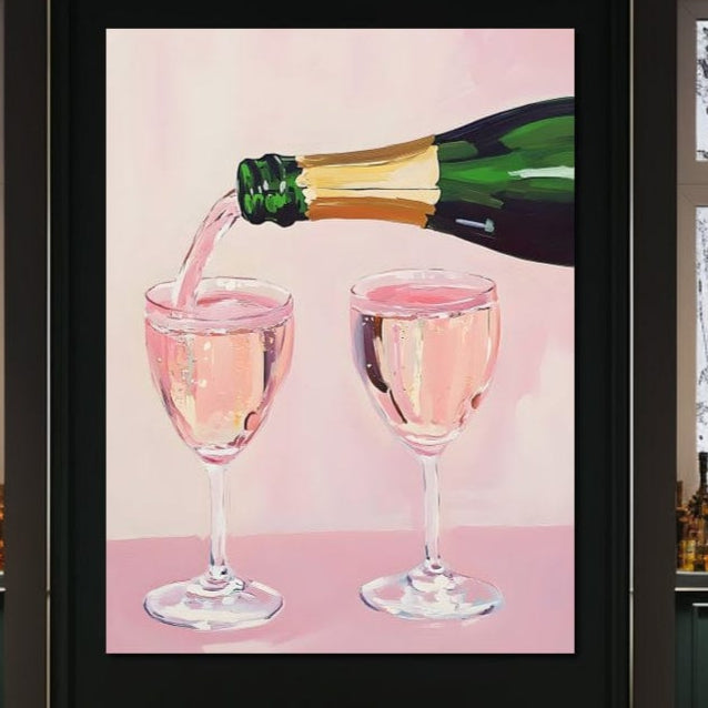 Tabloul LuxCanva® Tablou Canvas Premium N1131, "Sampanie pentru Doi", prezintă tonuri roz pastel cu o sticlă de șampanie care toarnă rosé în două pahare - perfect pentru decoruri romantice sau lounge, pub-uri, baruri, bucătării sau restaurante.