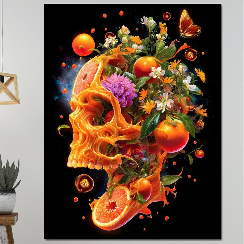 O pânză Tablou Canvas Premium LuxCanva® (N1187) vibrantă, "Flacara Eterna", prezintă un craniu portocaliu modern din coji de fructe, flori, portocale și verdeață cu un fluture, perfect pentru bucătării, pub-uri, baruri sau restaurante.