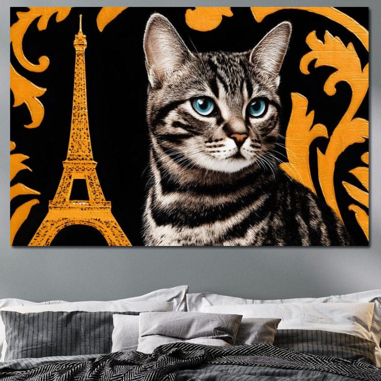 tablou canvas cu o pisica tigrata cu ochi albastri, pe fundal negru cu accente aurii stil baroc si Turnul Eiffel