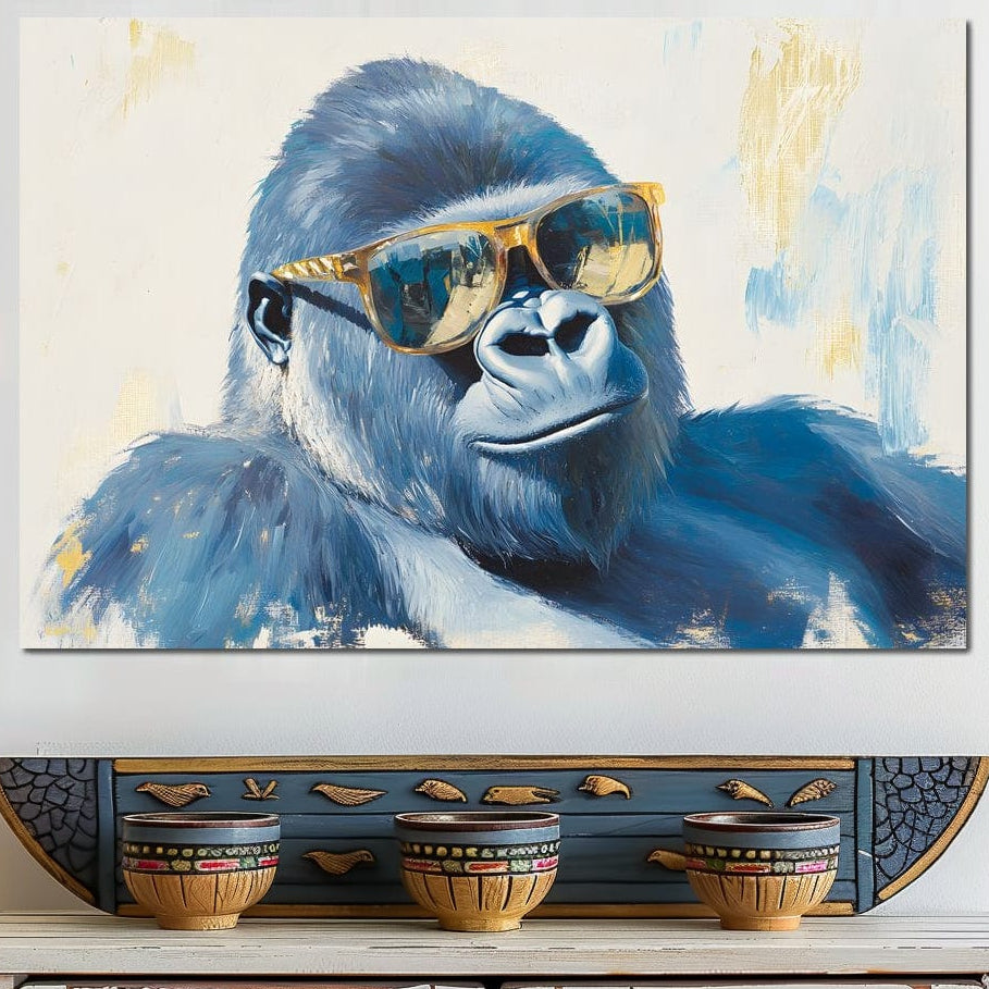 tablou canvas cu o gorila cu ochelari de soare aurii, pe fundal deschis cu accente aurii si albastre