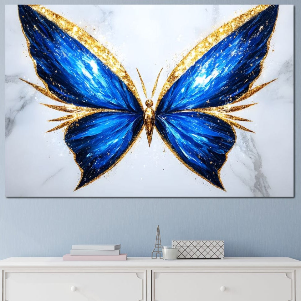 tablou canvas cu un fluture stralucitor cu aripi in nuante de albastru regal si auriu, pe fundal de marmura deschis