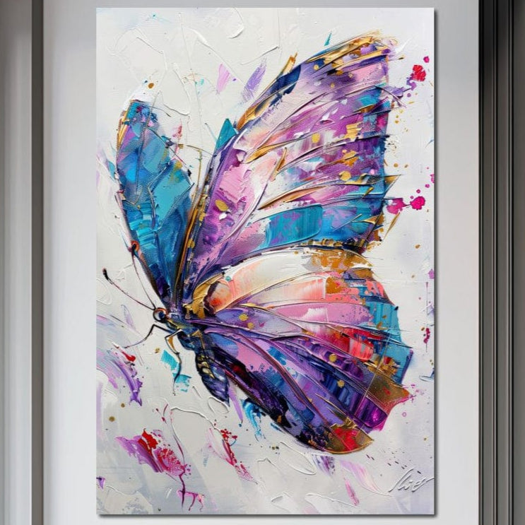 tablou canvas cu un fluture cu aripile in nuante de mov, albastru si roz, pe fundal abstract deschis stil pictura