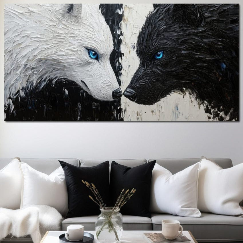 tablou canvas cu un lup alb si unul negru cu ochi albastri, pe fundal pictat in alb si negru 