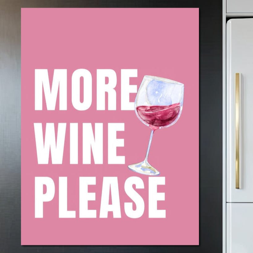 tablou canvas cu un pahar de vin rosu, pe fundal roz cu text alb