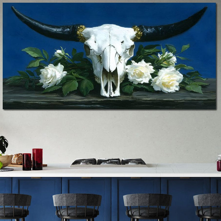 tablou canvas cu un craniu de taur printre trandafiri albi, cu coarne negre, pe fundal albastru