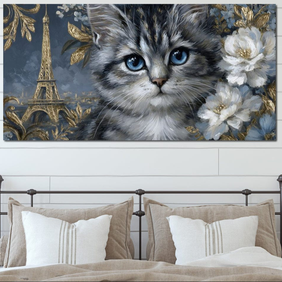 tablou canvas cu o pisica mica printre flori albe, pe fundal abstract cu Turnul Eiffel in detalii aurii 
