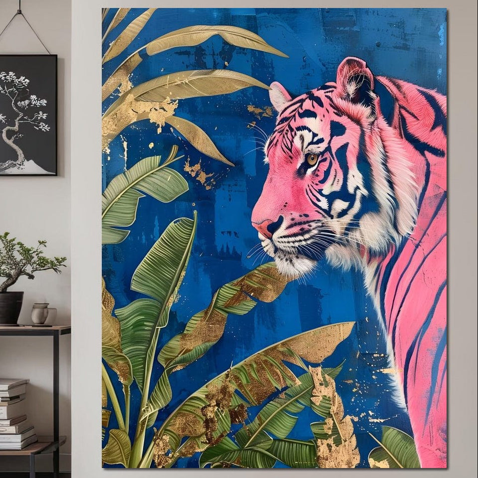 tablou canvas cu un tigru pe fundal albastru, langa frunze tropicale cu accente bej-aurii