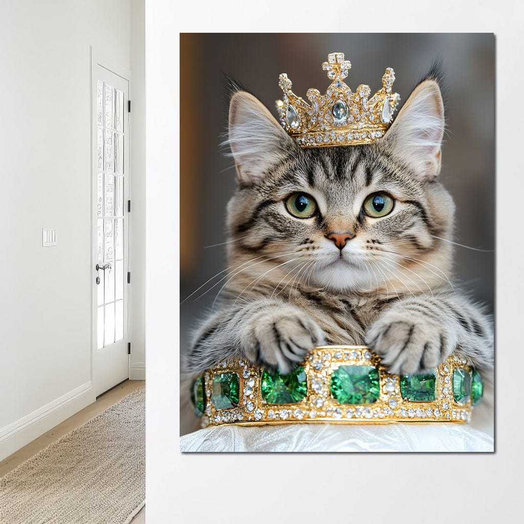 tablou canvas cu un motan cu coroana de aur decorata cu pietre pretioase, sprijnit gratios pe o tiara cu smaralde