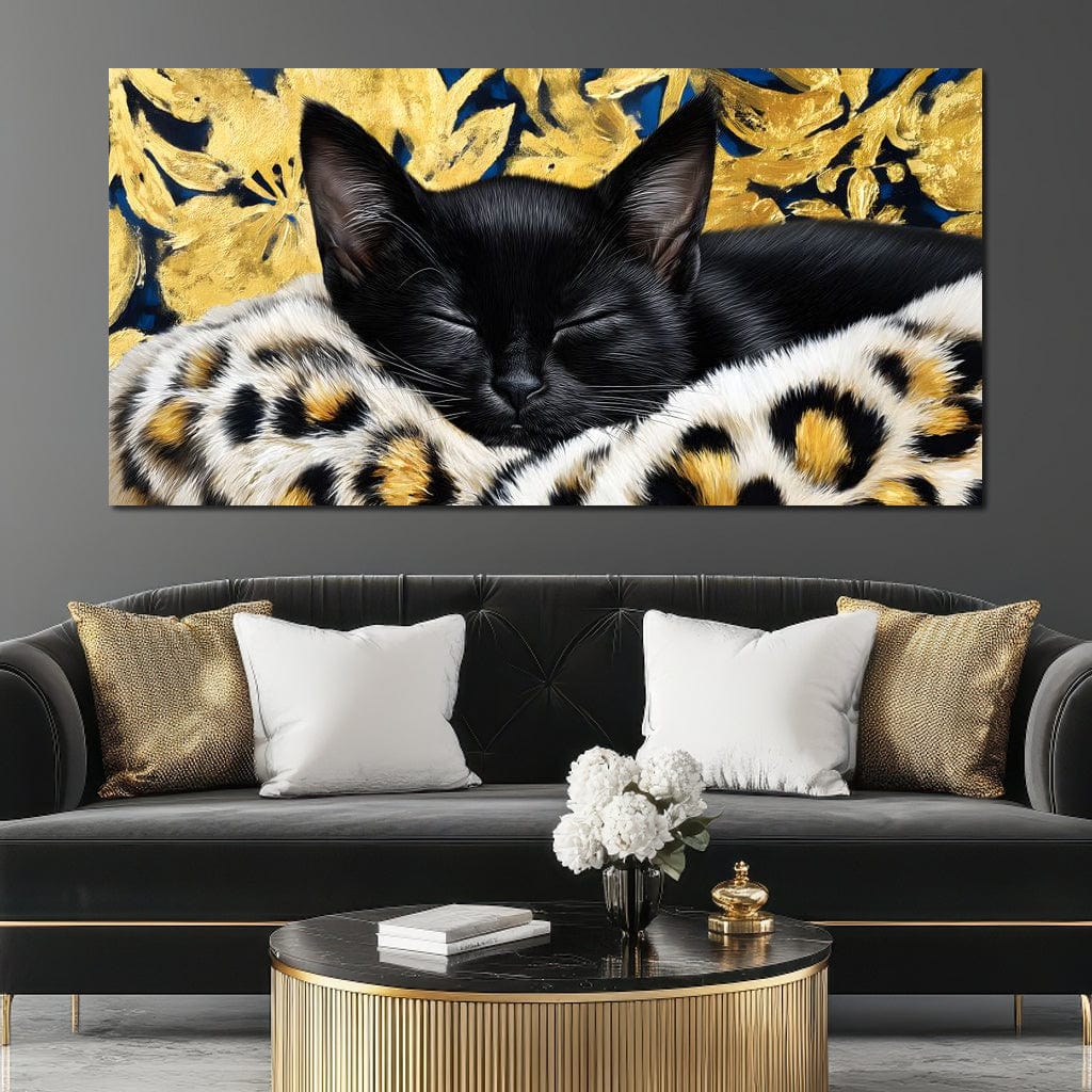 tablou canvas cu o pisica neagra adormita, in asternuturi cu imprimeu leopard, pe fundal abstract cu detalii aurii