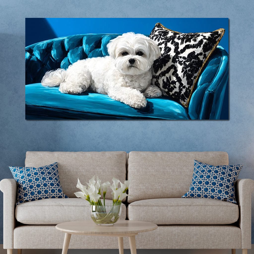 tablou canvas cu un bichon alb si pufos, stand relaxat pe o canapea albastra de catifea, alaturi de o perna cu imprimeu abstract