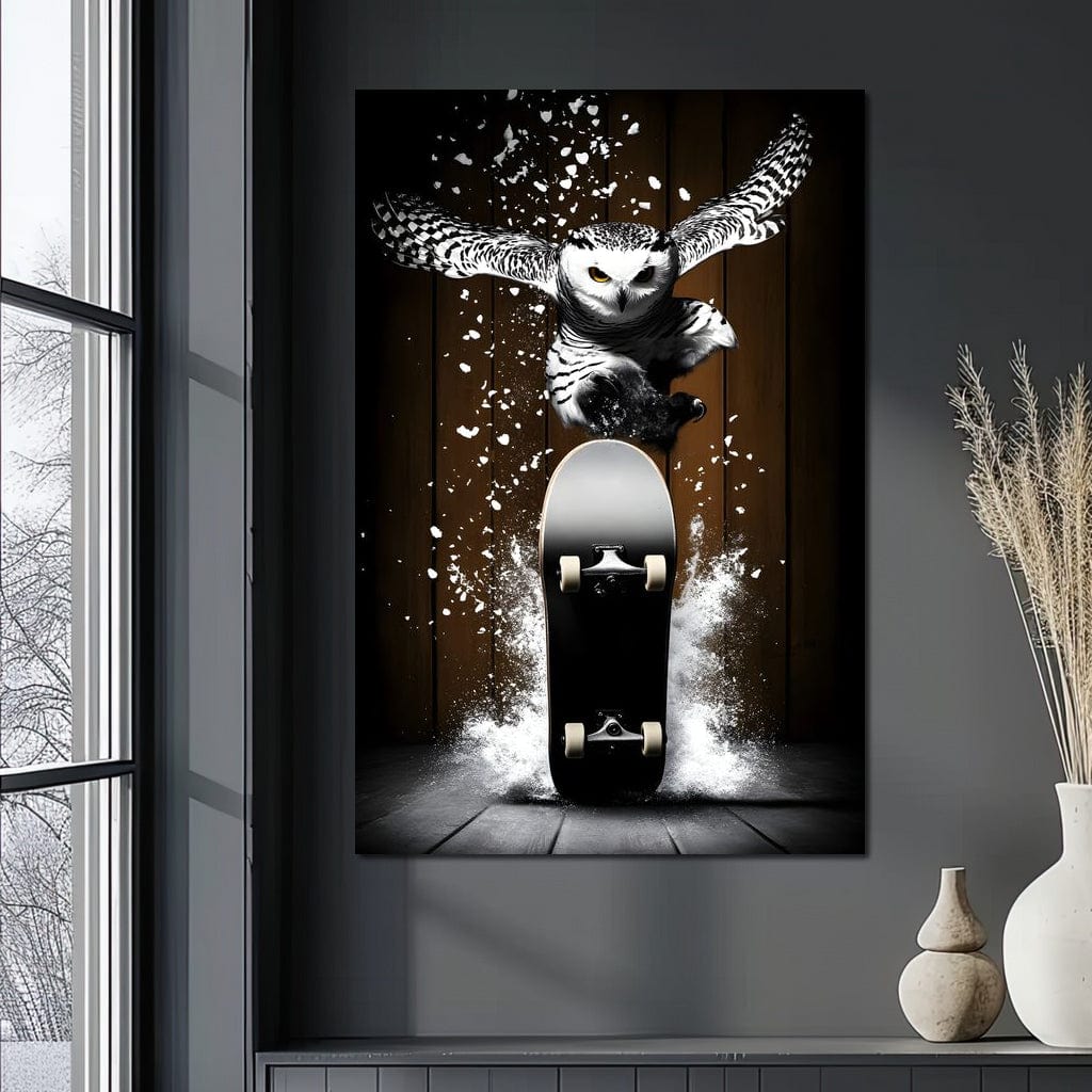tablou canvas cu o bufnita alba in zbor spectaculos pe un skateboard