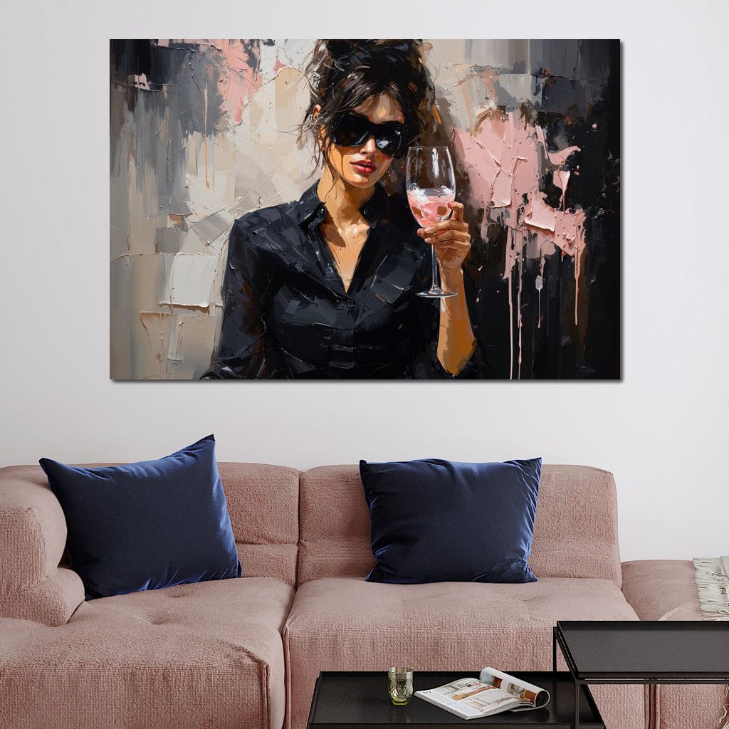 tablou canvas cu o femeie cu ochelari de soare si un pahar de vin rose, pe fundal pictat in nuante de negru, roz si alb