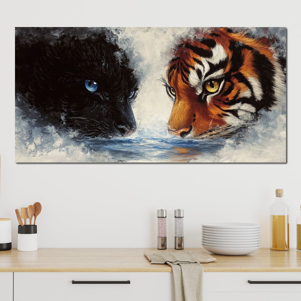 tablou canvas cu un tigru cu ochii galbeni si o pantera neagra cu ochii albastri, intr-o confruntare pe fundal cu apa si valuri