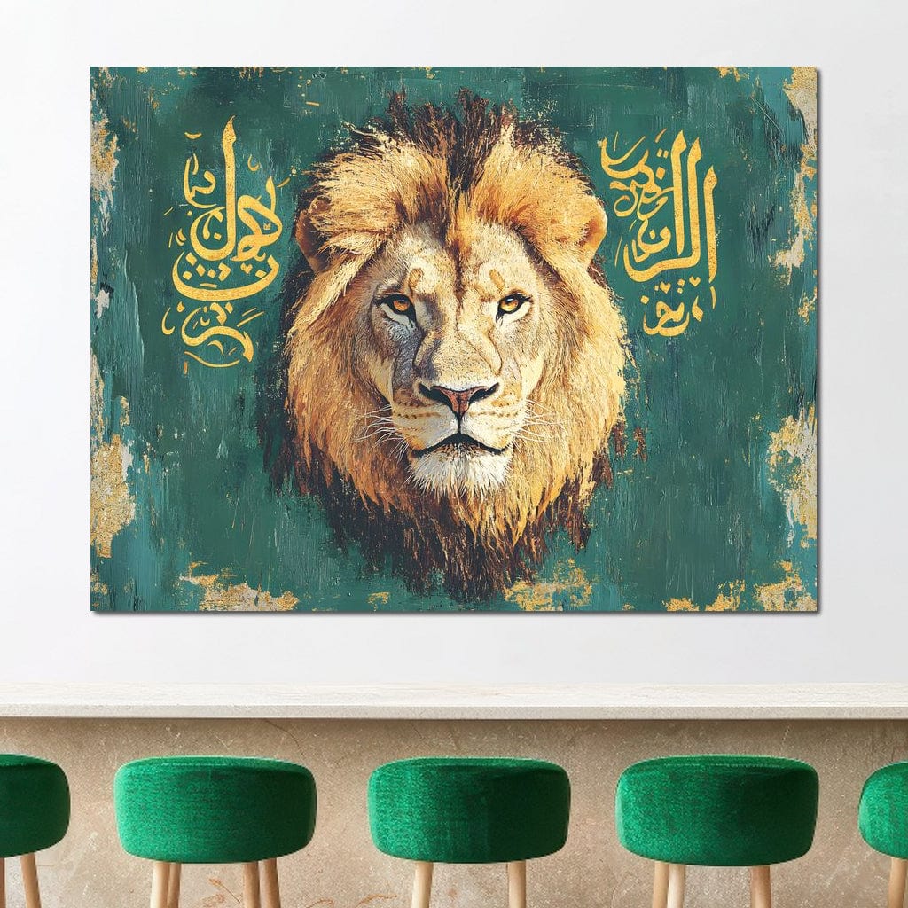 tablou canvas cu un cap de leu pictat in nuante calde, pe fundal verde cu simboluri aurii