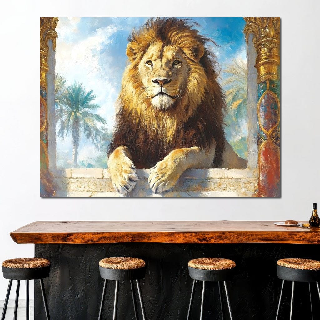 tablou canvas cu un leu sezand relaxat intre doua coloane decorate cu accente aurii si pictate in stil egiptean, pe fundal cu cer senin si copaci 