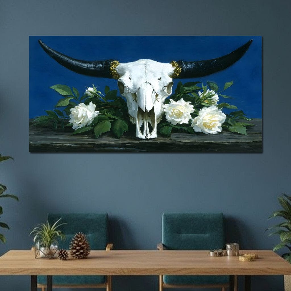 tablou canvas cu un craniu de taur printre trandafiri albi, cu coarne negre, pe fundal albastru