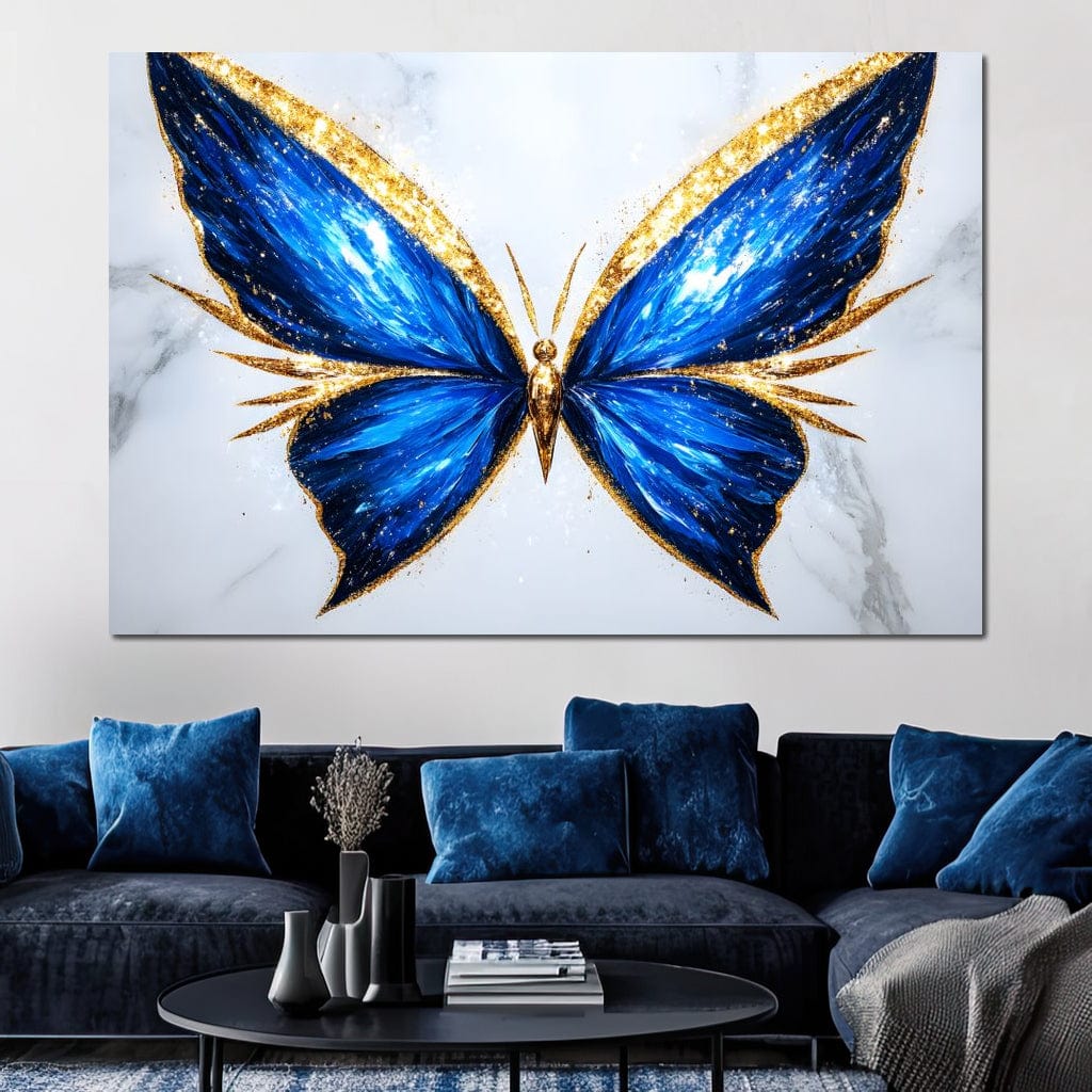 tablou canvas cu un fluture stralucitor cu aripi in nuante de albastru regal si auriu, pe fundal de marmura deschis