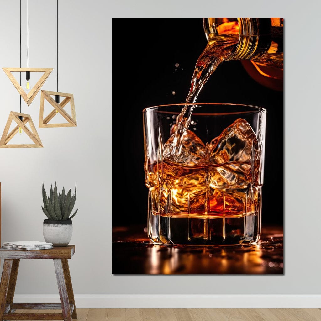 tablou canvas cu o sticla turnand un pahar de whiskey cu gheata, pe fundal intunecat
