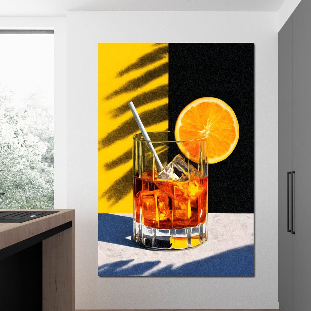 tablou canvas cu un pahar de whisky cu gheata si o felie de portocala, pe fundal galben cu negru, in umbra