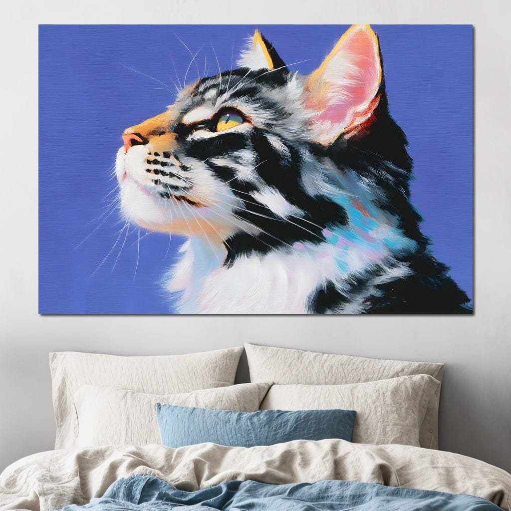 tablou canvas cu o pisica tigrata surprinsa din profil, pe fundal albastru pastelat