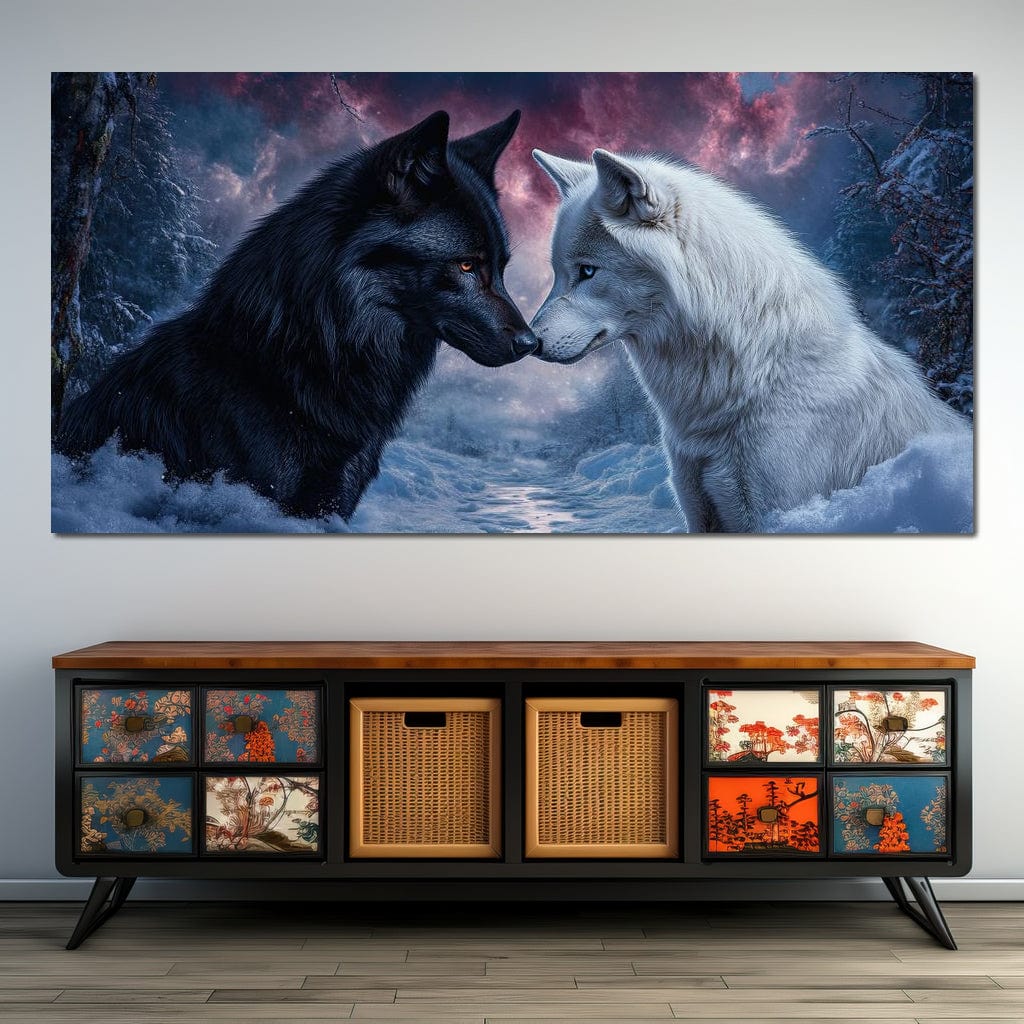 tablou canvas cu un lup alb si unul negru, pe fundal mistic cu zapada si copaci, cu cerul in nuante de violet